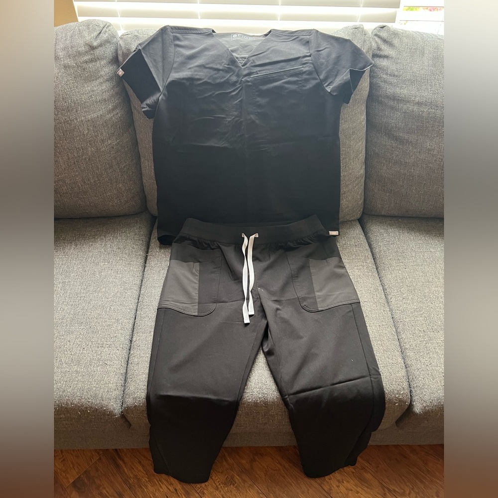 Size M Figs scrub set
